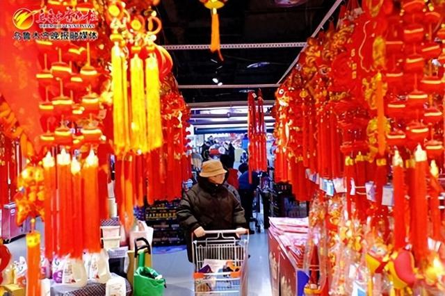 　　乌鲁木齐各大重点商圈，新春氛围感满满。春联、福字、彩灯、吊钱、玩偶等新春装饰一应俱全。受访者供图