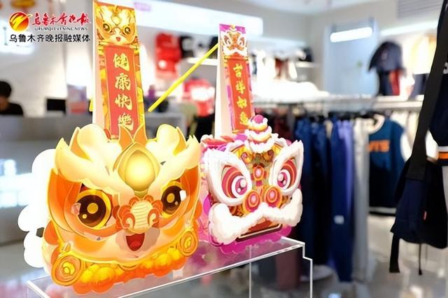 　　商场内迎新春氛围浓厚，商户们精心扮靓新春橱窗，陆续推出龙年主题装饰。记者郭玲摄