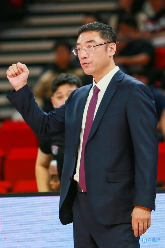 媒体人:刘鹏已经证明了他的帅位很稳 至少这个赛季不可能下课__财经头