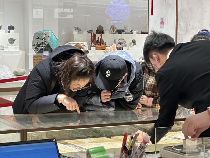 图为消费者正在选购足金转运珠。