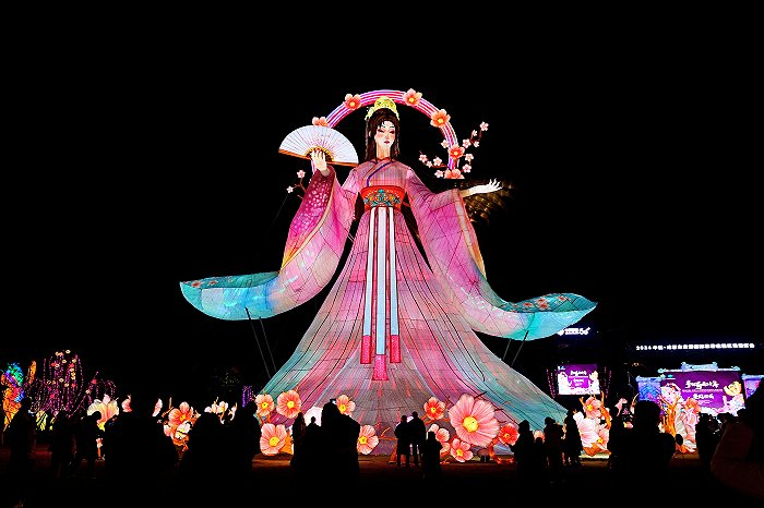 灯中有灯景中有景成都东安湖首届灯会盛大启幕