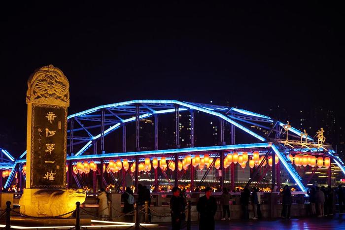甘肃兰州:中国红辉映百年中山铁桥