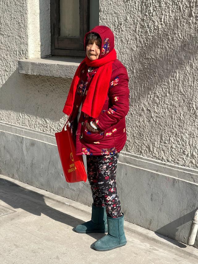 中国大妈:尽量别穿花棉袄 花棉裤出门,又土又俗,太显老了