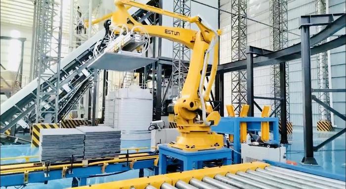 预制盖板自动化生产中心内,无人机械臂封装比生铁还硬创新设计新材料