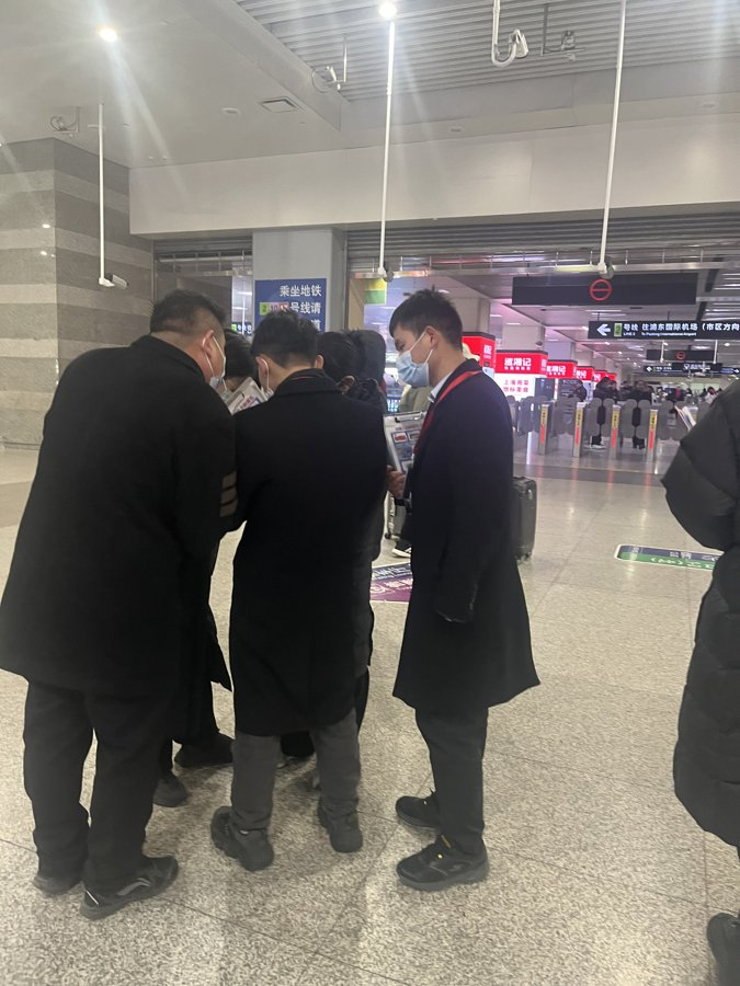 广发银行工作人员正围在一起。