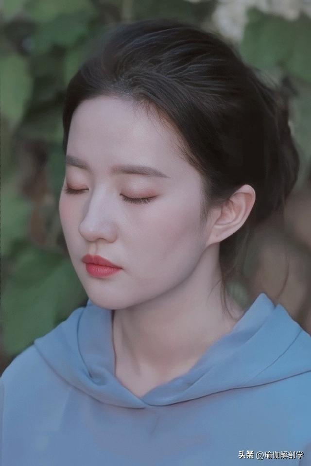 34岁刘亦菲练瑜伽,网友:这颜值和身材,绝了!