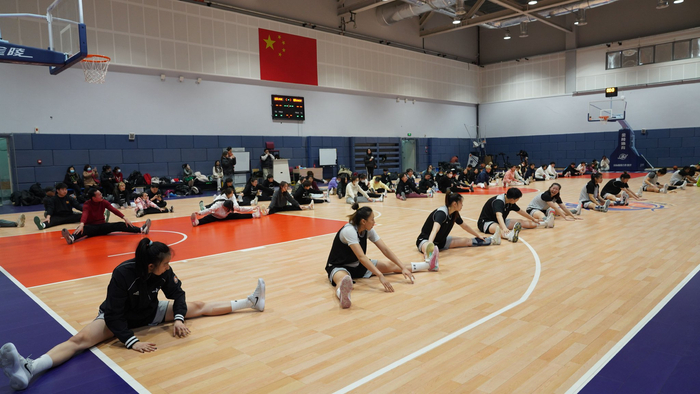 上海女篮球员带领球迷朋友们一起热身。