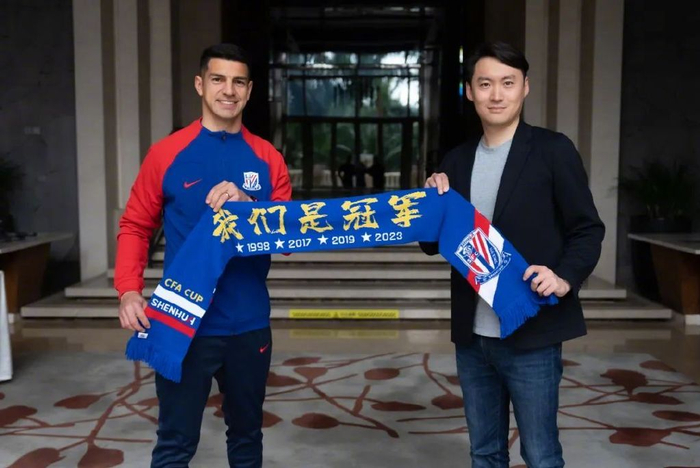 前锋路易斯（左）加盟申花。