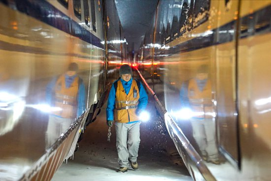     李洪成正在对车体两侧进行巡视检查。通讯员 姜琪/摄