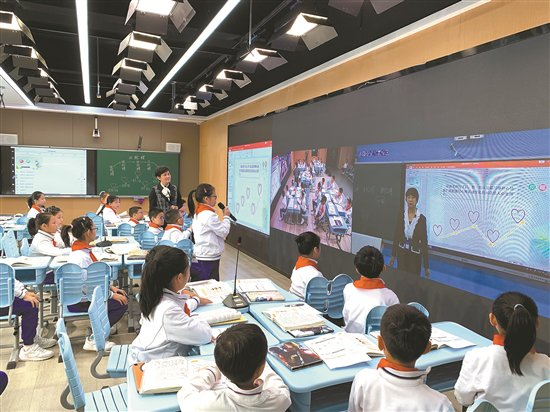 沙面小学双师两校区协同智慧课堂在智慧课堂上,两地学生虽远在千里,却