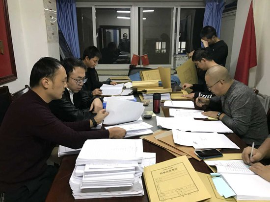     兰州市公安局民警抽丝剥茧,梳理案情。兰州市公安局供图