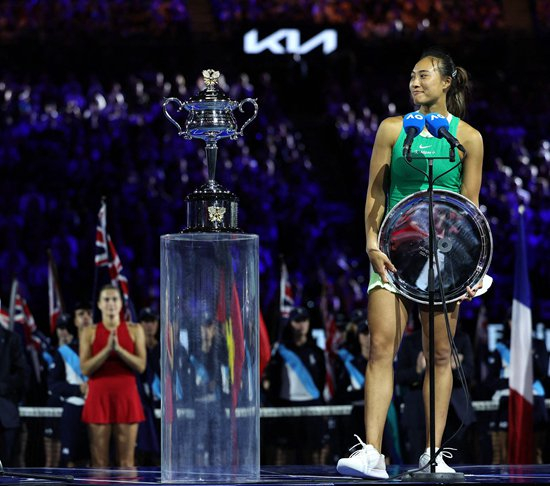     当地时间1月27日，澳大利亚墨尔本，2024澳网女单决赛后，获得亚军的中国选手郑钦文在颁奖仪式上。视觉中国供图