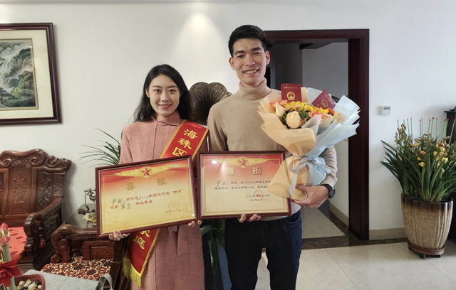 广州海珠为新婚军人送上军功章,双喜临门定格光荣时刻|尹航|军功章