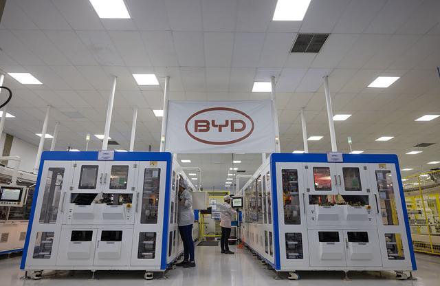 当地时间2023年11月14日，巴西圣保罗州，比亚迪太阳能电池板和电动巴士底盘生产工厂的工人。比亚迪表示，该公司将在巴西投资30亿雷亚尔（6.24亿美元），在亚洲以外地区建设首个电动汽车工厂。