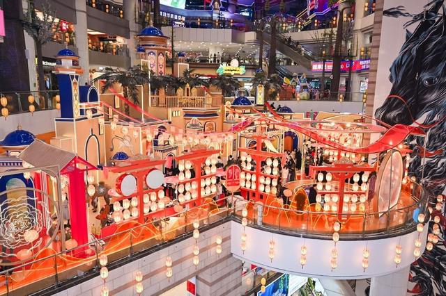 （正佳四楼中庭化身为神秘而华贵的“黄金国度”。）