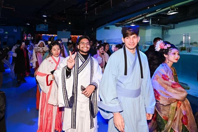 （“正佳大唐千灯会·西遇长歌”开幕巡游活动吸引了众多市民游客参与。）