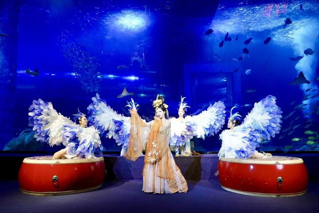 （正佳极地海洋世界海底史诗级大秀——《海底龙凤呈祥》。）