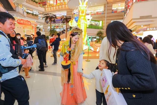 （“西遇长歌”大型剧本杀派对，陪大家玩转丝路奇遇之旅。）