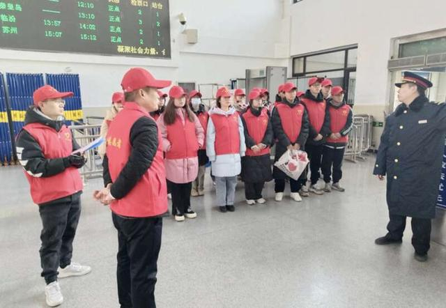 火车站负责人对志愿者们进行岗前培训。共青团运城市委供图