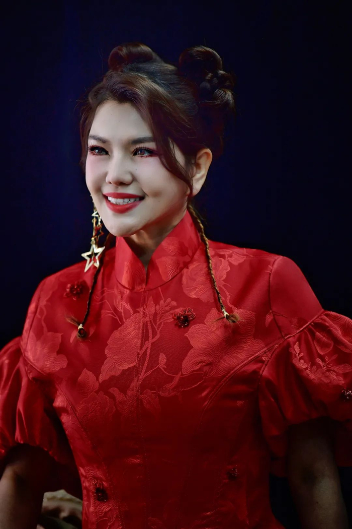 乌兰图雅现身多台节目晚会,献歌送祝福!|乌兰图雅_新浪新闻