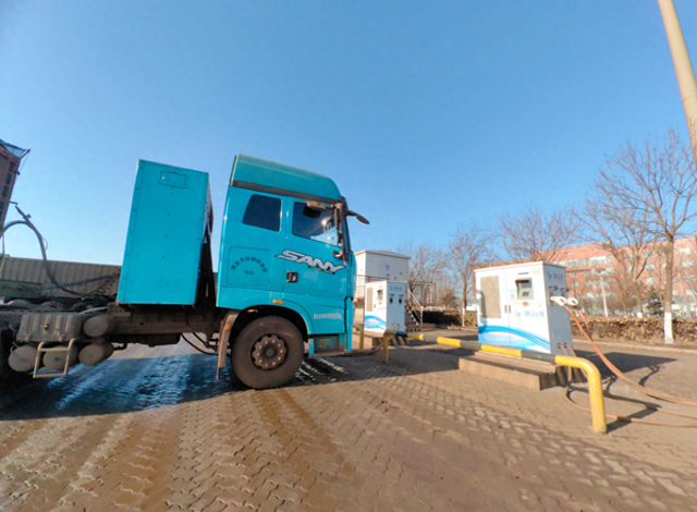 电动重卡在充电站充电 本文图片均由 澎湃新闻记者 刘璐 图