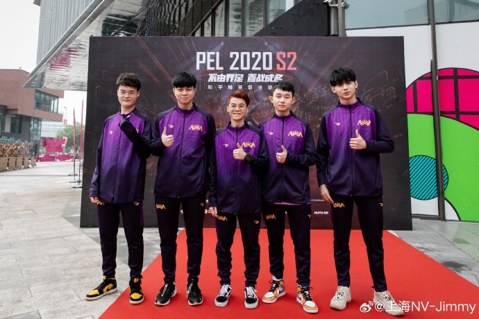 2020年，徐因俊（中）和当时的队友们合照。 受访者供图