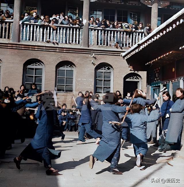 1946年张家口解放后的首个春节 军民同乐热闹非凡 表演的全是艺术家