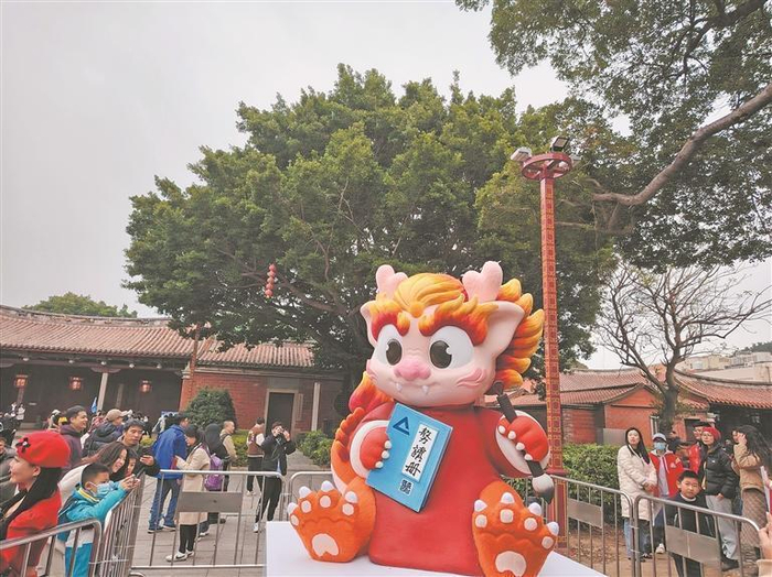 好文负屃携敖读册亮相泉州府文庙前广场