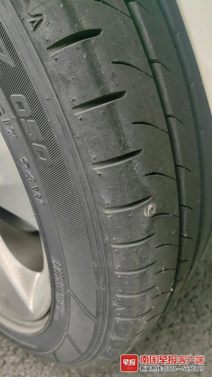 ▲向女士的车子后轮被扎钉子。本文图片均由受访者供图