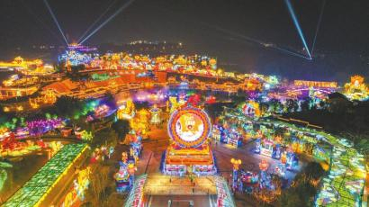 第30届自贡国际恐龙灯会正在试展，将于2月2日正式开幕。