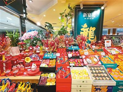 北京华联集团精品超市北京skp店入口处的年货区。唐敏安 摄