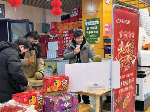 　　北京新发地国际榴莲馆内，一商户在直播中推介榴莲。　农民日报·中国农网记者　董家琛　摄