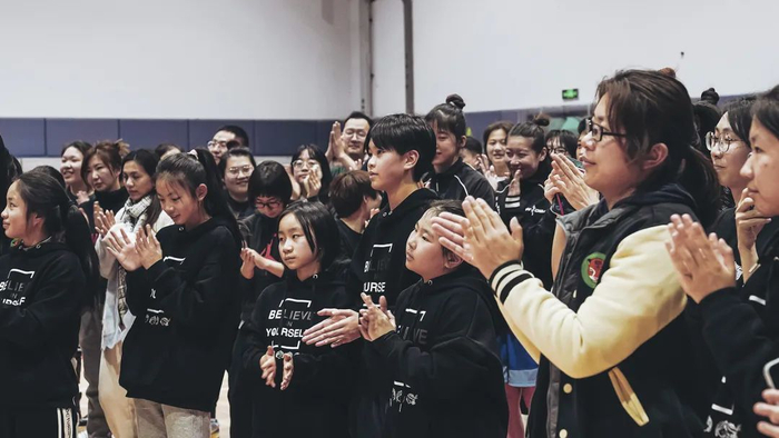 现场观看训练的上海女篮小球迷。