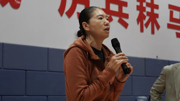 展淑萍教练现场感谢球迷。