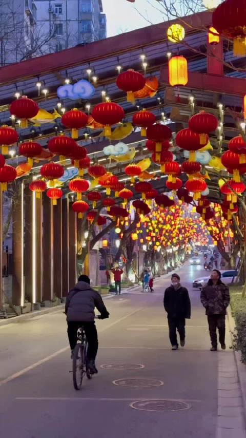 大街小巷张灯结彩春节正式步入一周倒计时