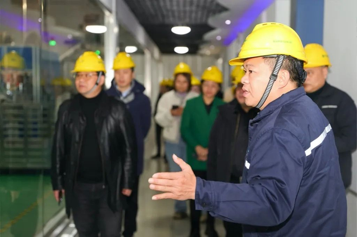 访厂嘉宾参观益海嘉里（南昌）粮油食品有限公司生产车间