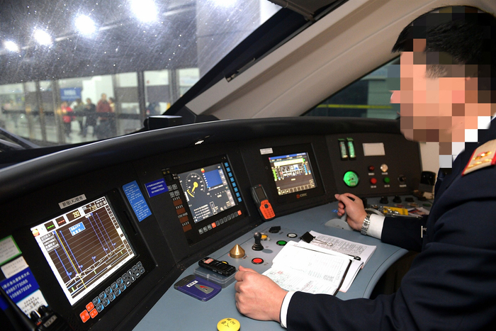 在动车驾驶室，驾驶员正按指令驾驶，OPH-810R摆放在操作台重要位置。