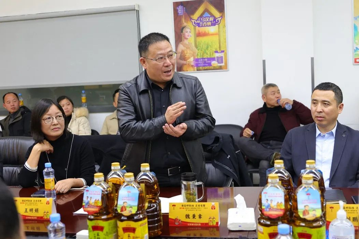 益海嘉里食品营销有限公司南昌分公司总经理魏秉章与到场嘉宾热情交流