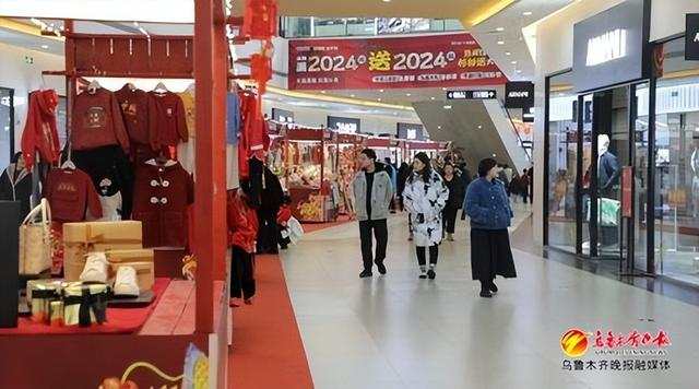 　　市民在乌鲁木齐杉杉奥特莱斯购物广场逛年货集市。资料图片