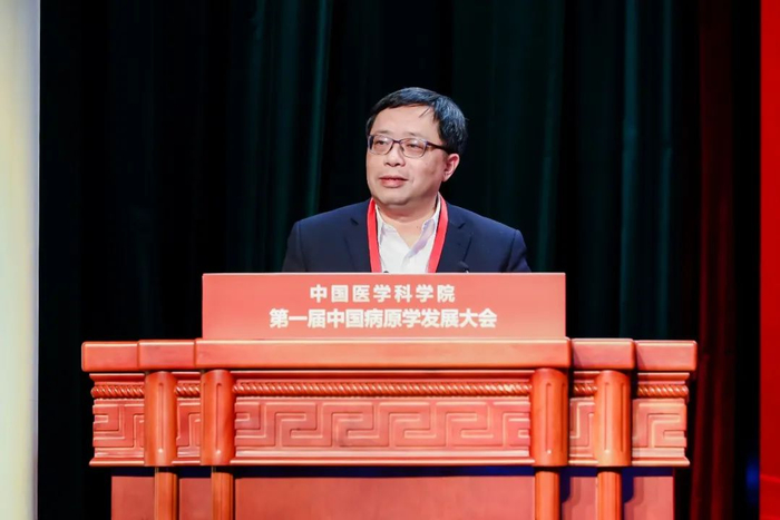 中南大学陈翔教授作题为《基于重大皮肤疾病代谢特征的防-诊-治技术创新及推广应用》的专题报告