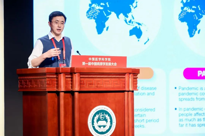 军事科学院军事医学研究院秦成峰教授作题为《大流行病毒的出现与消亡——科赫法则百卅年》的专题报告