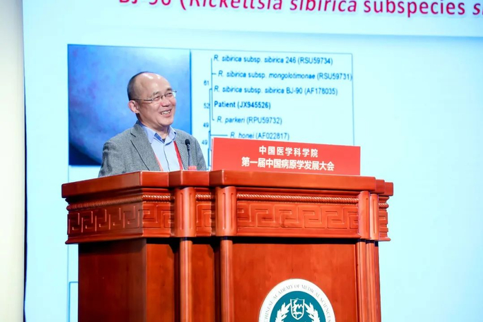 军事科学院军事医学研究院曹务春教授作题为《组学时代动物宿主及传播媒介潜在病原体的发现与风险预警》的专题报告