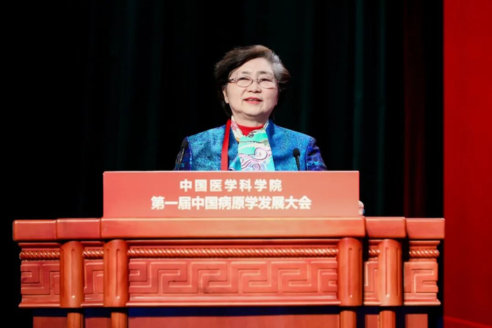 浙江大学李兰娟院士作题为《重大传染病诊治的基础与临床》的专题报告