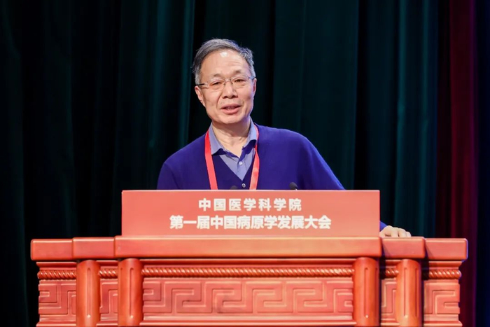 军事科学院军事医学研究院杨瑞馥教授作题为《从“病原”到“致病共栖菌谱”：微生物群体的认知变革》的专题报告