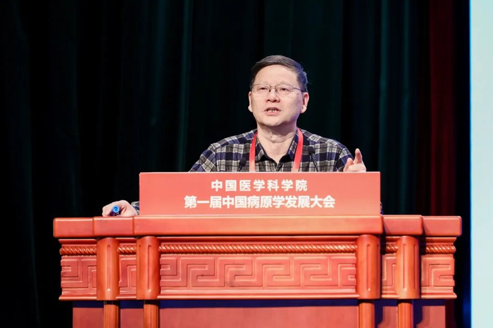 北京协和医学院群医学及公共卫生学院杨维中教授作题为《基于病原体监测的预警》的专题报告