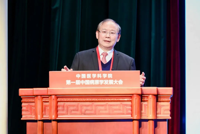 解放军总医院第五医学中心王福生院士作题为《慢性乙肝和艾滋病临床治愈的研究进展和挑战》的专题报告