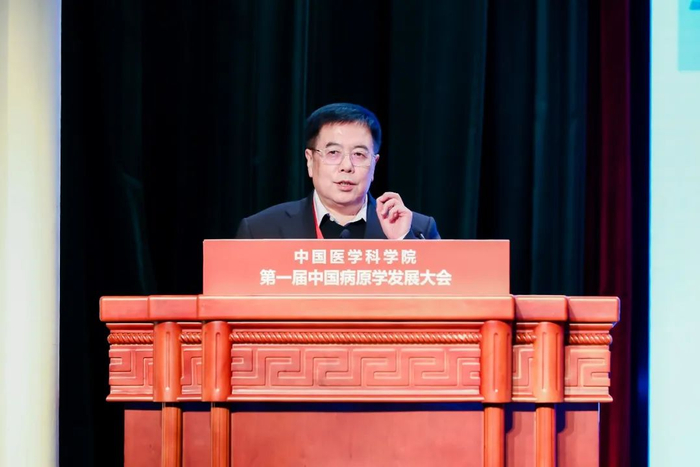 沈阳农业大学陈启军教授作题为《疟疾发生的分子机理研究》的专题报告