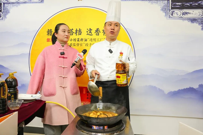 江西广播电视台都市频道《地宝当家》主持人李颖与刘保华大厨