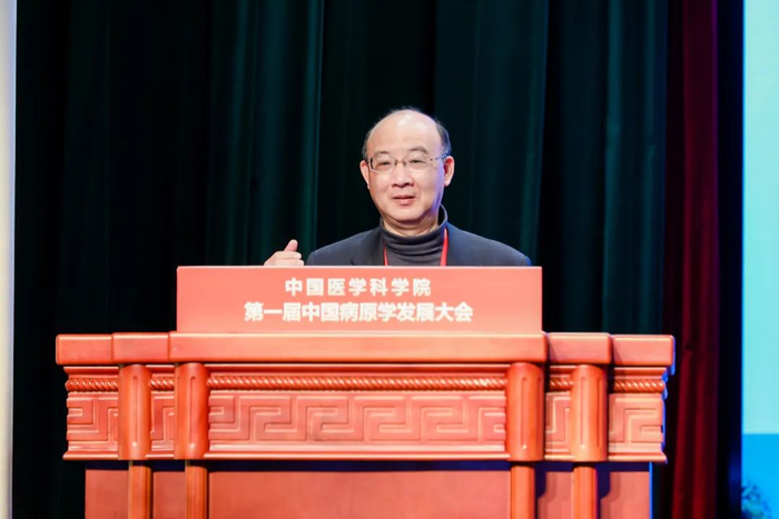 南方医科大学黎孟枫教授作题为《生物安全视域下的人类热带病毒》的专题报告