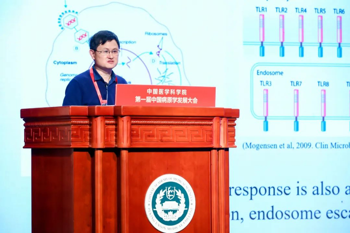 武汉大学舒红兵院士作题为《抗病毒天然免疫分子调节机制》的专题报告